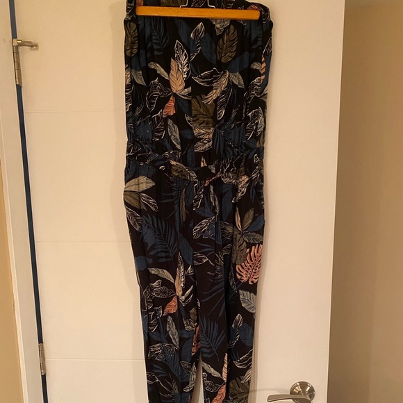 Wider leg Romper/ jumpsuit - Picture 1 of 4